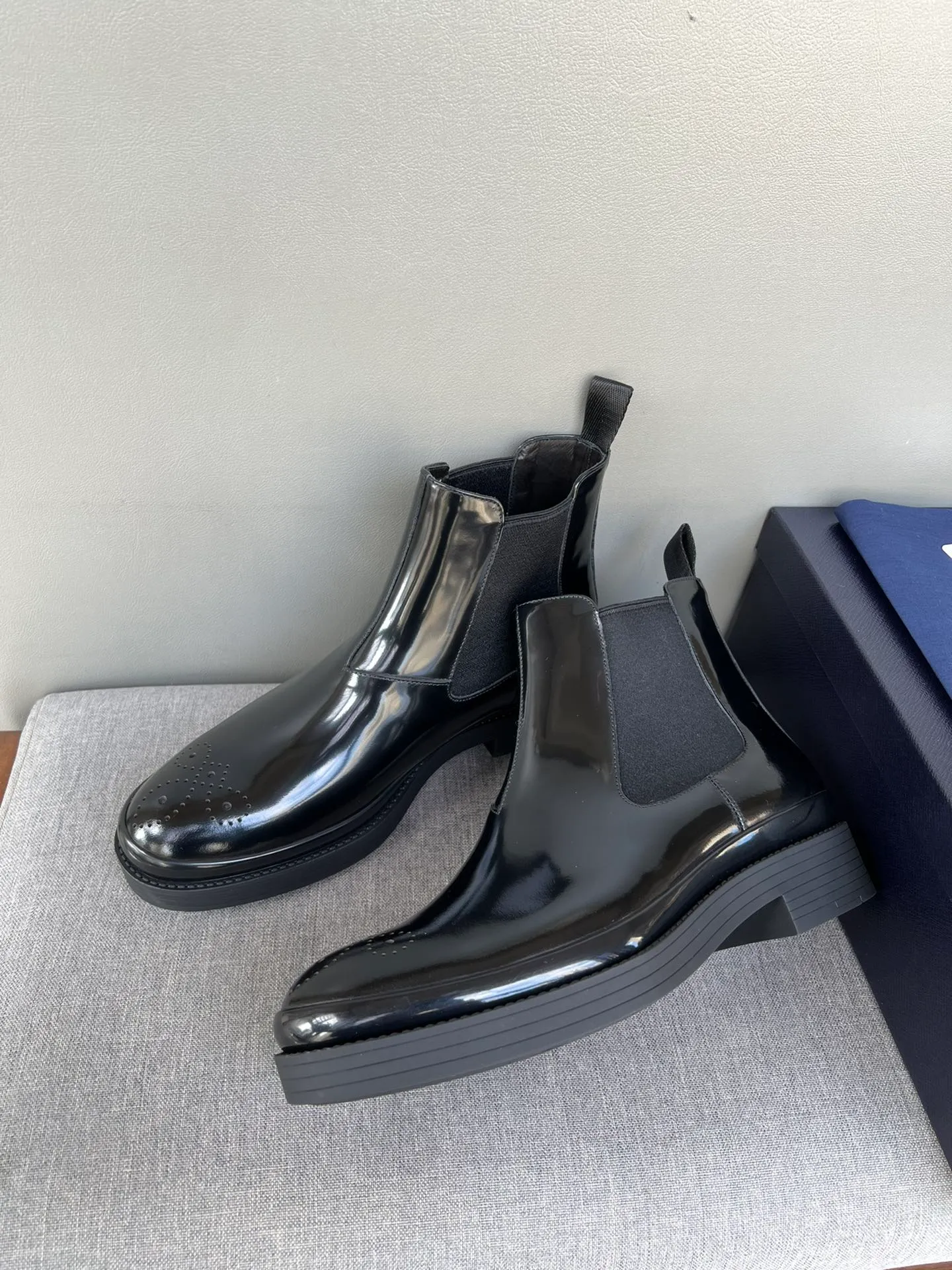 Batch of 1000💰Exclusive hot-selling new Prada Chelsea thick-soled men's shoes, naked boots, imported calf leather on the surface, cow leather on the lining, the outsole is made of private model TPU material, the frosted effect is consistent with the original version, 39-44 in stock (38, 45 custom-made, non-refundable)